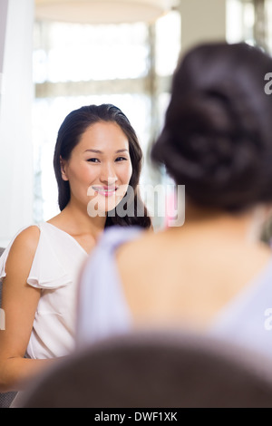Ritratto di una bella donna sorridente Foto Stock