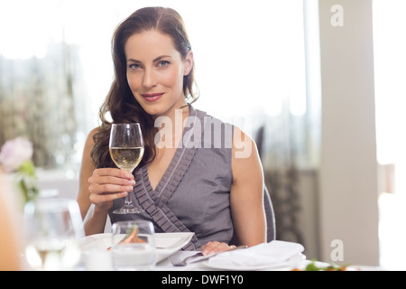 Bella Donna sorridente con bicchiere di vino Foto Stock