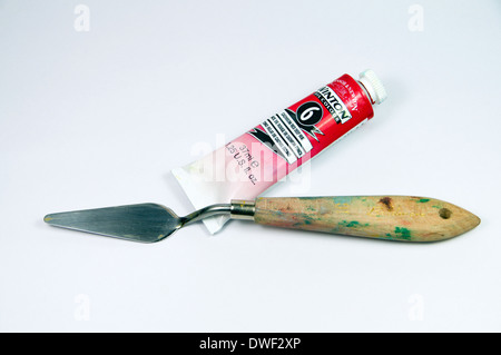 Artisti pittura a olio tubo e pallet coltello. Foto Stock