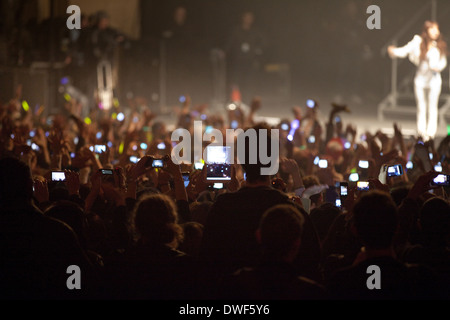 Concerto folla utilizzando la tecnologia compresi i telefoni cellulari, telefoni cellulari, iphone, iPad e dispositivi elettronici per fotografare, registrare e film l'evento Foto Stock