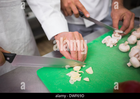 Due chef preparare verdura Foto Stock