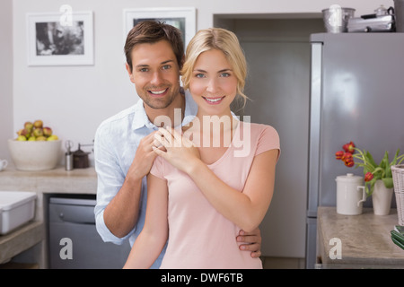 Ritratto di un amore felice coppia giovane in cucina Foto Stock
