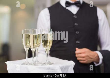 Cameriere tenendo il vassoio di champagne Foto Stock