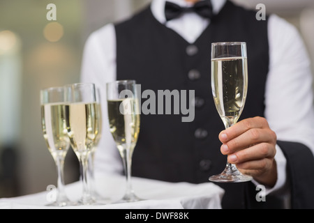 Cameriere tenendo il vassoio di champagne Foto Stock