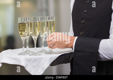 Cameriere tenendo il vassoio di champagne Foto Stock