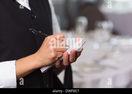 Cameriera prendendo un ordine Foto Stock