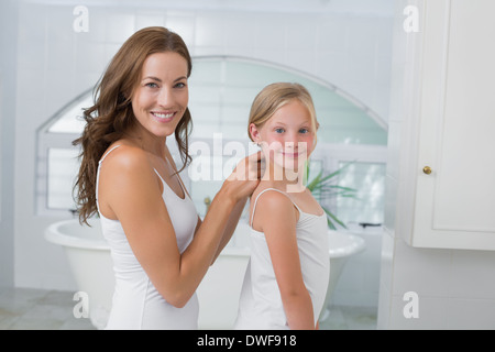 Calza donna carino piccolo ai capelli della ragazza nella stanza da bagno Foto Stock