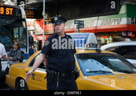 Un poliziotto dirige il traffico nei pressi di Times Square. 1560 Broadway, tra la 46th e la 47th Street Foto Stock