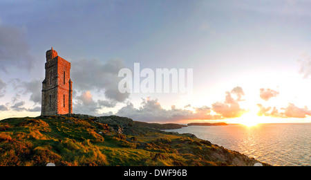 Torre Isola di Man Brada testa Port Erin vitello di mann Mann Milner tower sunset sunrise alba al tramonto Cielo giorno punto di riferimento orizzontale se il Regno Unito Foto Stock