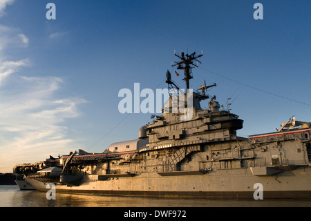 Molto vicino alla Intrepid Sea, Air & Space Museum, è la passeggiata con fantastiche vedute di Manhattan e New Jersey. Midtown West Foto Stock
