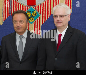 Zagabria, Croazia. 7 Mar 2014. Visita al Presidente del Senato francese Jean-Pierre Bel (L) in posa per una foto con il presidente croato Ivo Josipovic presso il Palazzo Presidental a Zagabria, la capitale della Croazia, 7 marzo 2014. Dopo la Croazia, Bel è programmato per visitare la Grecia e Albania. © Miso Lisanin/Xinhua/Alamy Live News Foto Stock