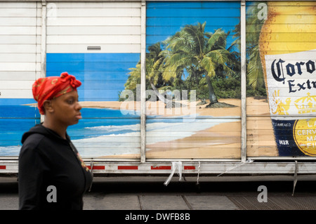 Una birra consegna carrello e un immigrato in Corona Queens . Per l'immagine sembra più una foto della Repubblica Dominicana Foto Stock