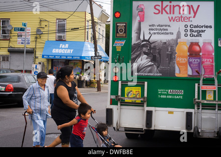 Un carrello condividendo le birre e le bevande analcoliche una famiglia immigrata in Queens . Per l'immagine sembra più una foto della Repubblica Dominicana Foto Stock