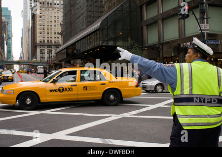 Un poliziotto sulla Lexington Avenue nel quartiere del centro cittadino inferiore . Midtown , tra calles 30 e 59, i gruppi la maggior parte dei siti di interesse Foto Stock