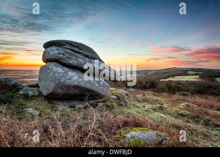 Sunrise a Helman Tor, robusto brughiera vicino a Bodmin in Cornovaglia Foto Stock