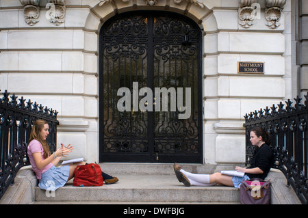 Due studentesse di fronte Marymount School sul lato est superiore. Questa zona è considerata la più costosa e non Manhatta Foto Stock