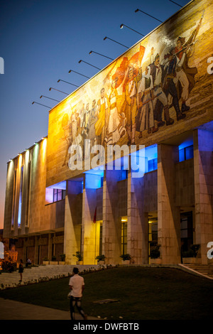 Tirana la bellissima e calda e giovane e di grande capitale albanese Foto Stock