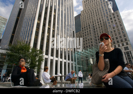 La gente a prendere una desanso in Grand Army Plaza vicino al centro di Apple store. Situato tra calle 58 e 60, vicino alla Plaza. Foto Stock