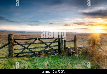 Un cancello in legno che conduce su per aprire la brughiera a Bodmin Moor in Cornovaglia Foto Stock