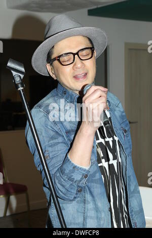 Hong Kong, Cina. 6 Mar 2014. Il cantante Anthony Wong ha una prova per la sua venuta in concerto a Hong Kong, Cina giovedì 6 marzo 2014. © TopPhoto/Alamy Live News Foto Stock