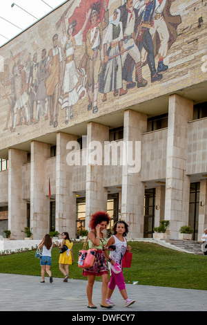 Tirana la bellissima e calda e giovane e di grande capitale albanese Foto Stock