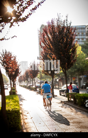 Tirana la bellissima e calda e giovane e di grande capitale albanese Foto Stock