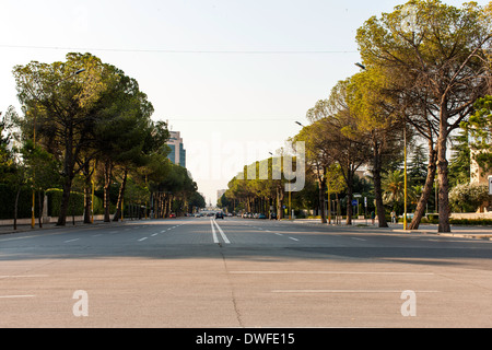 Tirana la bellissima e calda e giovane e di grande capitale albanese Foto Stock