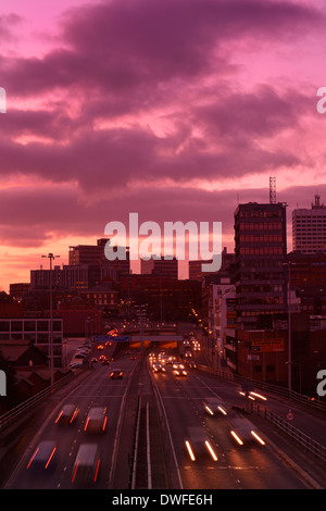 I percorsi del traffico del traffico voce troppo e dalla città di Leeds all'imbrunire leeds Yorkshire Regno Unito Foto Stock