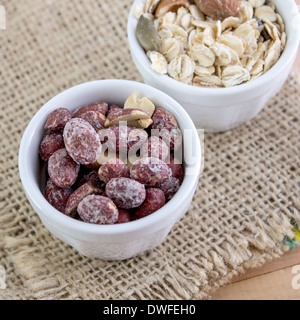 Arrosto di arachidi salate nel recipiente, close up foto Foto Stock