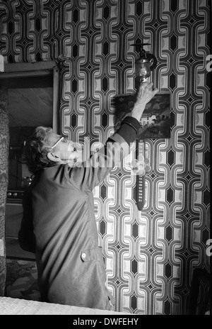 Cottage con lampada a gas Cornovaglia 1978 interno del cottage anziano donna anziana che ancora usa lampade a gas nel suo cottage agricolo. Accensione della lampada a gas. Baldhu, Chacewater, Cornovaglia, Inghilterra Regno Unito 1970s HOMER SYKES Foto Stock