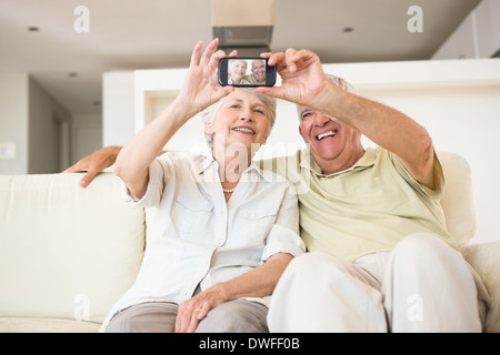 Coppia senior prendendo un selfie con lo smartphone Foto Stock