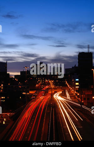 I percorsi del traffico del traffico voce troppo e dalla città di Leeds all'imbrunire leeds Yorkshire Regno Unito Foto Stock