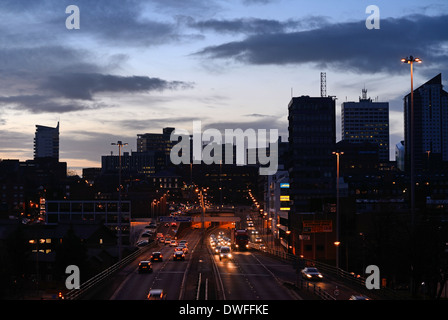 I percorsi del traffico del traffico voce troppo e dalla città di Leeds all'imbrunire leeds Yorkshire Regno Unito Foto Stock