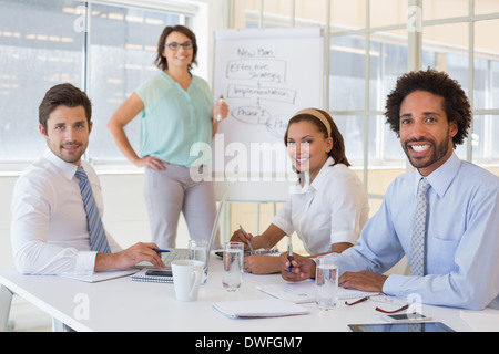 Imprenditrice dando la presentazione ai colleghi in ufficio Foto Stock