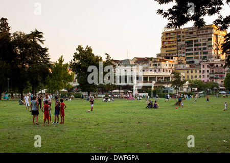 Tirana la bellissima e calda e giovane e di grande capitale albanese Foto Stock