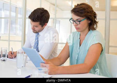 Business concentrato di persone in riunione in ufficio Foto Stock