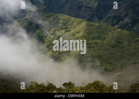 Vertice Maido. Situato a quasi 2.000 metri, è il punto di vista da cui si presentano buone vedute della Mafate. In alto al di sopra St-Gilles-les-Bains sul bordo del Mafate Cirque, Le Maido è uno dei più suggestivi punti di vista dell'isola di Reunion. Il punto di vista è in cima alla cima della montagna nel 2205M (7232ft) e offre splendide vedute verso il basso nel circus e torna alla costa. Arrivare all'inizio della giornata se vuoi vedere qualcosa di diverso rispetto al cloud. Foto Stock