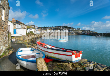 Il porto di Mousehole in Cornovaglia, un tradizionale villaggio di pescatori vicino a Penzance. Foto Stock