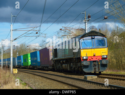 Direct Rail Services Class 66 locomotiva merci sulla linea principale della costa occidentale a Oxenholme, Cumbria, England, Regno Unito, Europa. Foto Stock