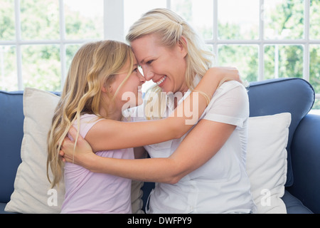 Madre e figlia nasi di sfregamento sul divano Foto Stock