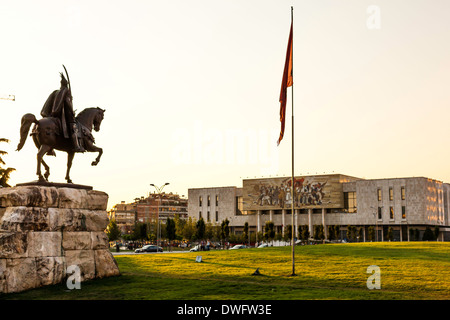 Tirana la bellissima e calda e giovane e di grande capitale albanese Foto Stock