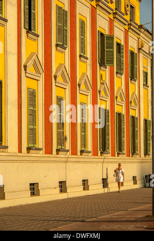 Tirana la bellissima e calda e giovane e di grande capitale albanese Foto Stock