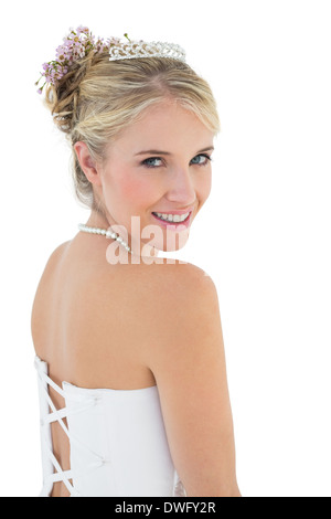 Giovane sposa sorridente su sfondo bianco Foto Stock