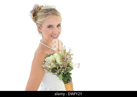 Felice sposa con bouquet di fiori su sfondo bianco Foto Stock