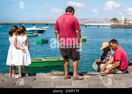 I pescatori di smistamento di cattura di mattina guardato da un pubblico Lanzarote Foto Stock