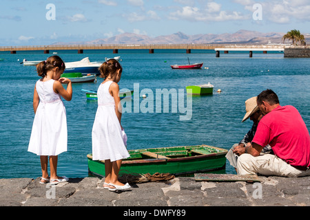 I pescatori di smistamento di cattura di mattina guardato da un pubblico Lanzarote Foto Stock