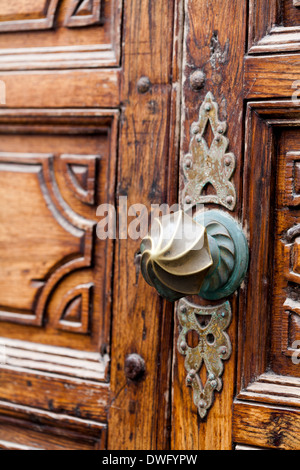 Pesante porta di legno con ottone maniglia della porta. La Palma Foto Stock