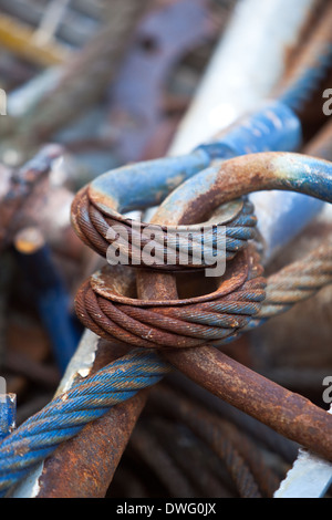 Close up di un corroso o rotto filo di corda in seduta 'skip' in attesa di smaltimento. Docks Montrose Scozia UK Foto Stock