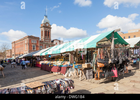 Outdoor bancarelle del mercato. Articoli di pelletteria in vendita al mercato di Chesterfield con il mercato coperto in distanza. Chesterfield, Derbyshire, Regno Unito Foto Stock