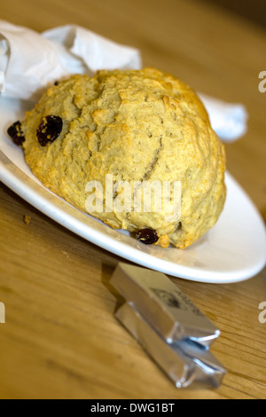 Teacake tostato e burro bustine. Lacock England Regno Unito Foto Stock